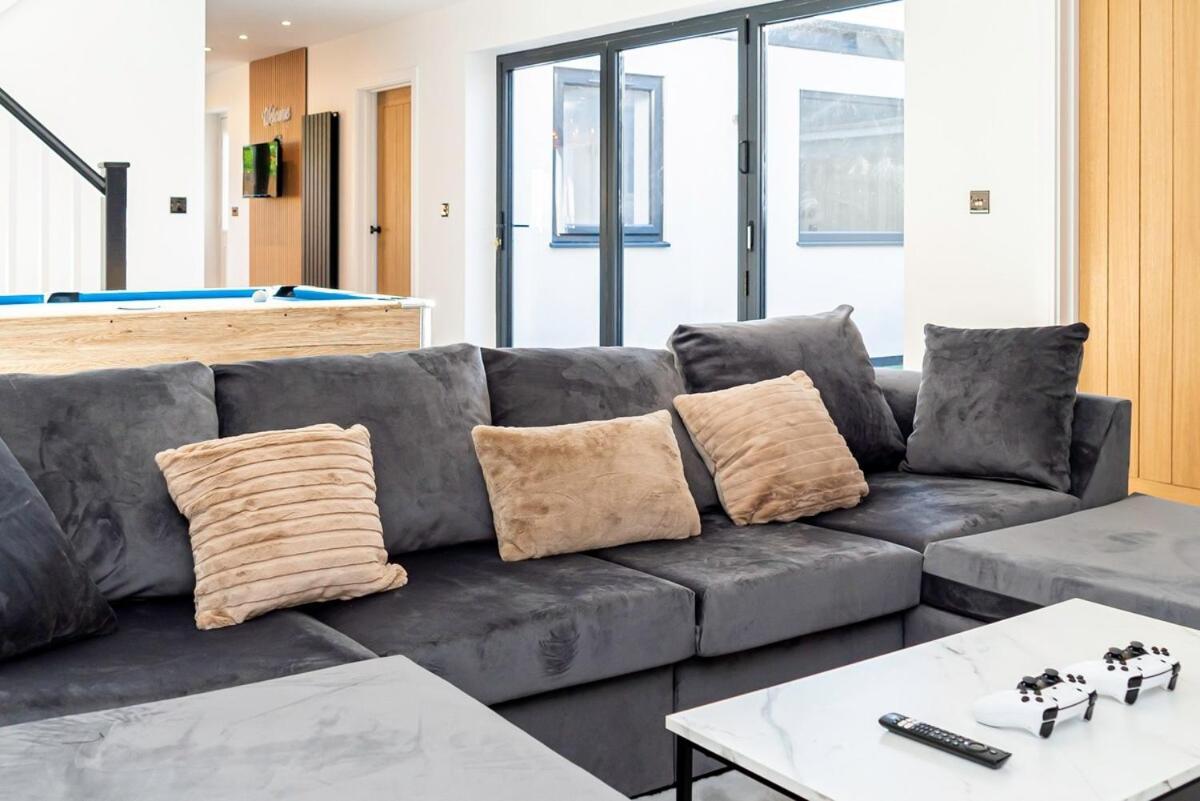 Luxury With Parking Near Everything! Netflix, Pool, Gaming - Long Savings - Perfect For Nhs, Contractors, Relocators Holiday home
