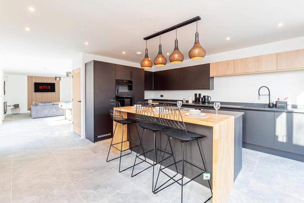 Holiday home Luxury With Parking Near Everything! Netflix, Pool, Gaming - Long Savings - Perfect For Nhs, Contractors, Relocators *