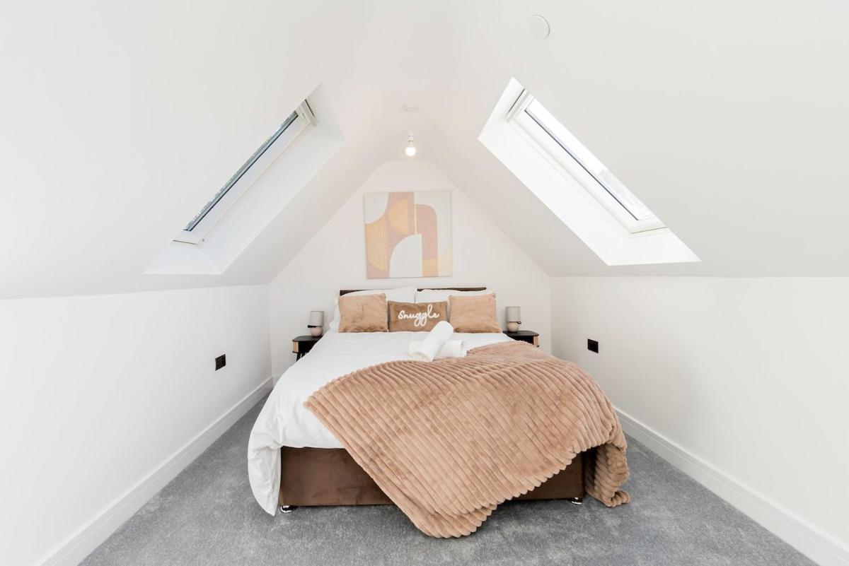 Luxury With Parking Near Everything! Netflix, Pool, Gaming - Long Savings - Perfect For Nhs, Contractors, Relocators *