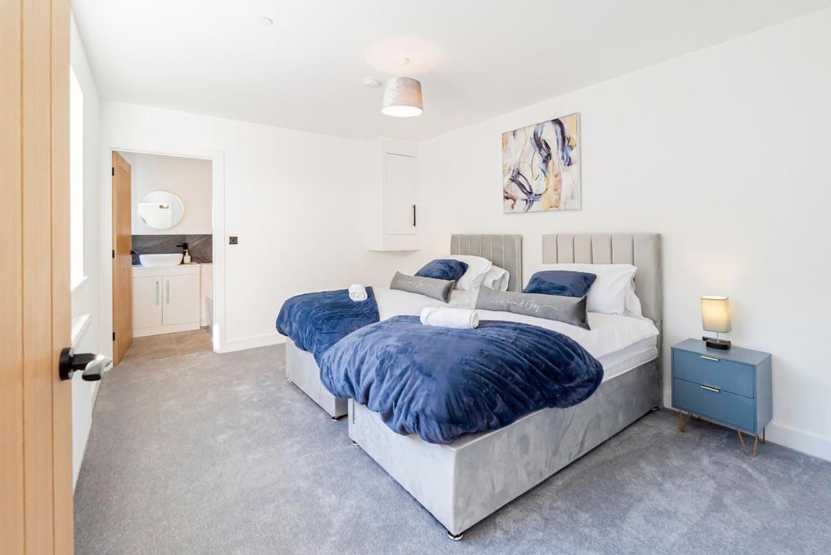 Luxury With Parking Near Everything! Netflix, Pool, Gaming - Long Savings - Perfect For Nhs, Contractors, Relocators Holiday home Cardiff