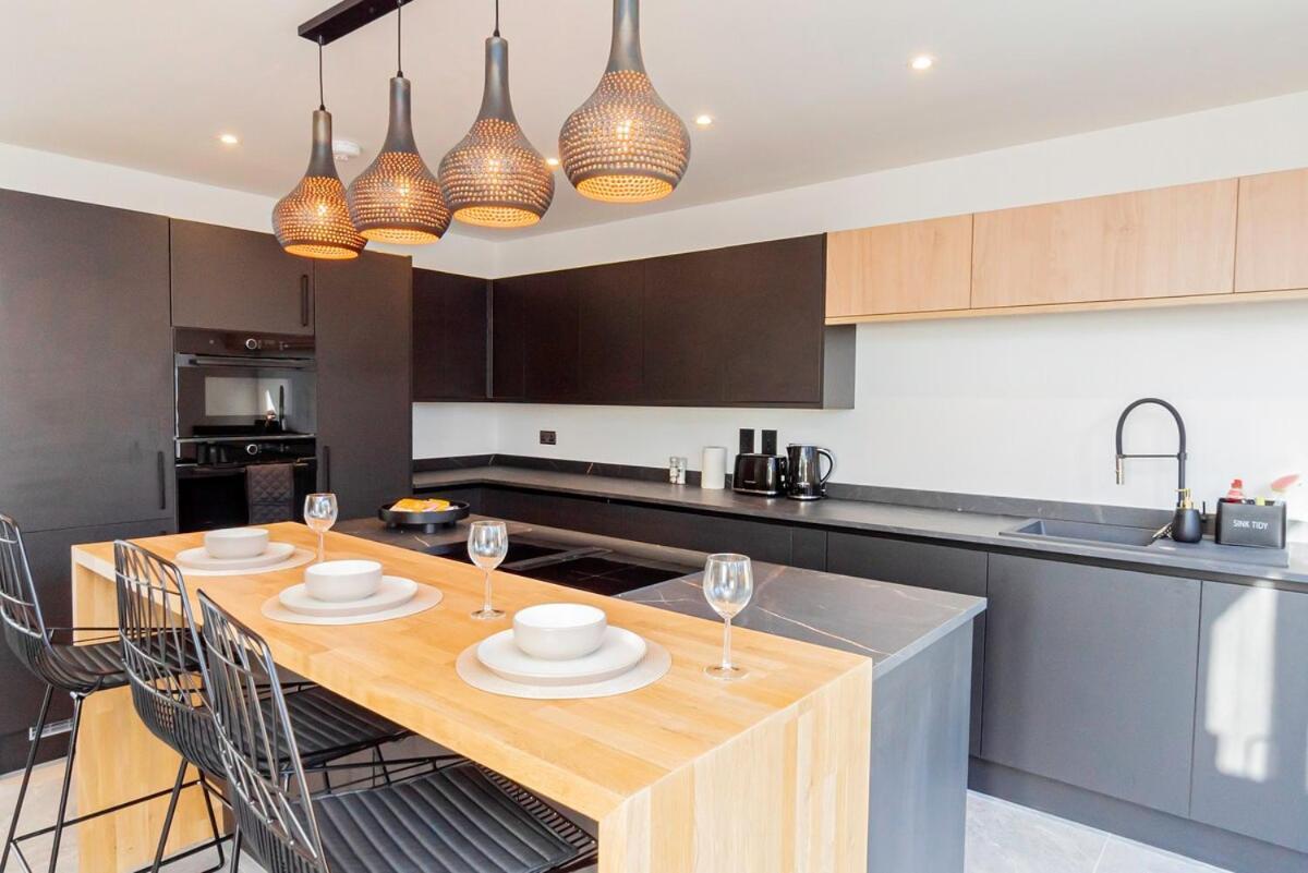 Luxury With Parking Near Everything! Netflix, Pool, Gaming - Long Savings - Perfect For Nhs, Contractors, Relocators