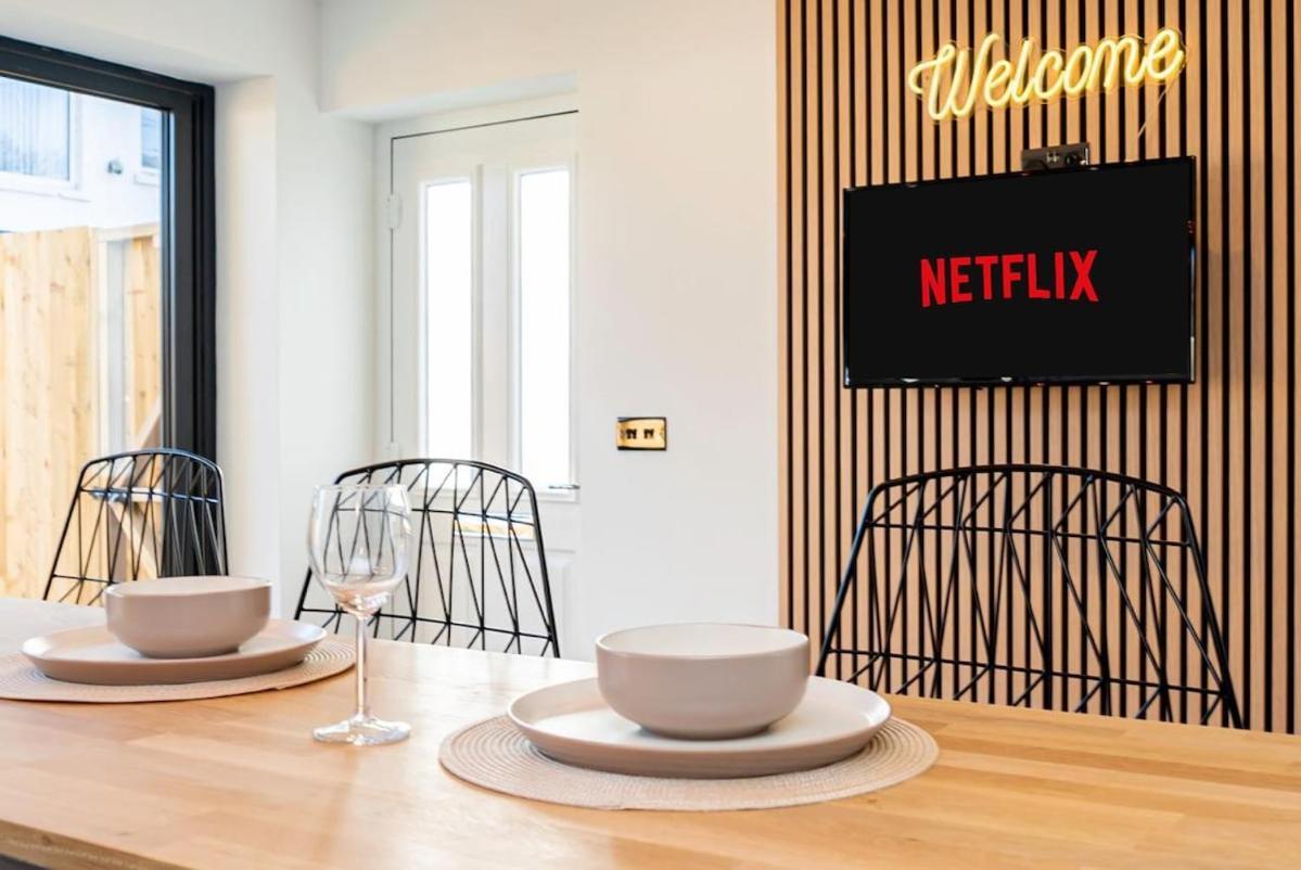 Luxury With Parking Near Everything! Netflix, Pool, Gaming - Long Savings - Perfect For Nhs, Contractors, Relocators *