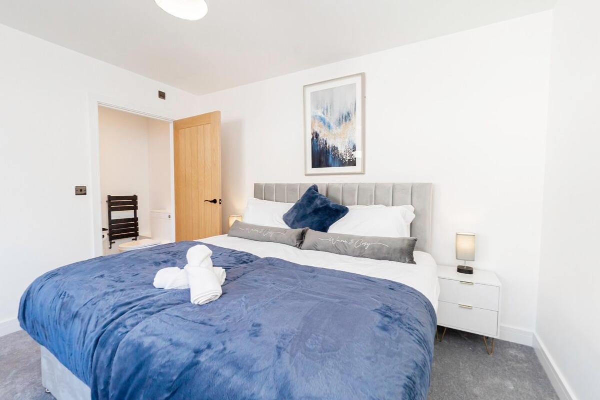 Luxury With Parking Near Everything! Netflix, Pool, Gaming - Long Savings - Perfect For Nhs, Contractors, Relocators