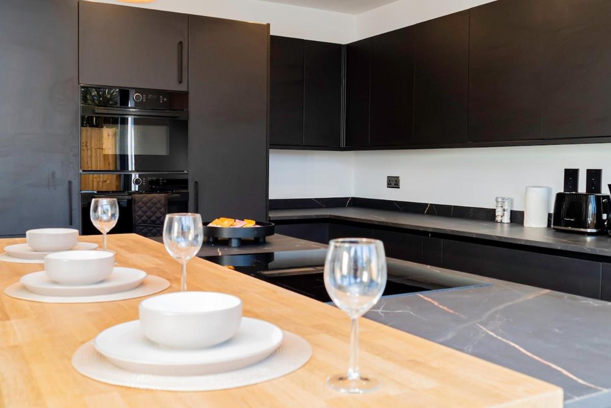 Luxury With Parking Near Everything! Netflix, Pool, Gaming - Long Savings - Perfect For Nhs, Contractors, Relocators Holiday home *