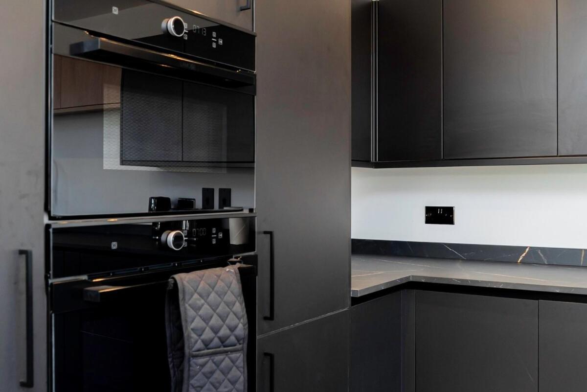 Luxury With Parking Near Everything! Netflix, Pool, Gaming - Long Savings - Perfect For Nhs, Contractors, Relocators Holiday home Cardiff