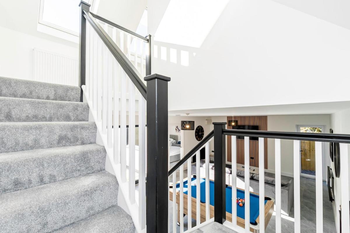 Luxury With Parking Near Everything! Netflix, Pool, Gaming - Long Savings - Perfect For Nhs, Contractors, Relocators Holiday home